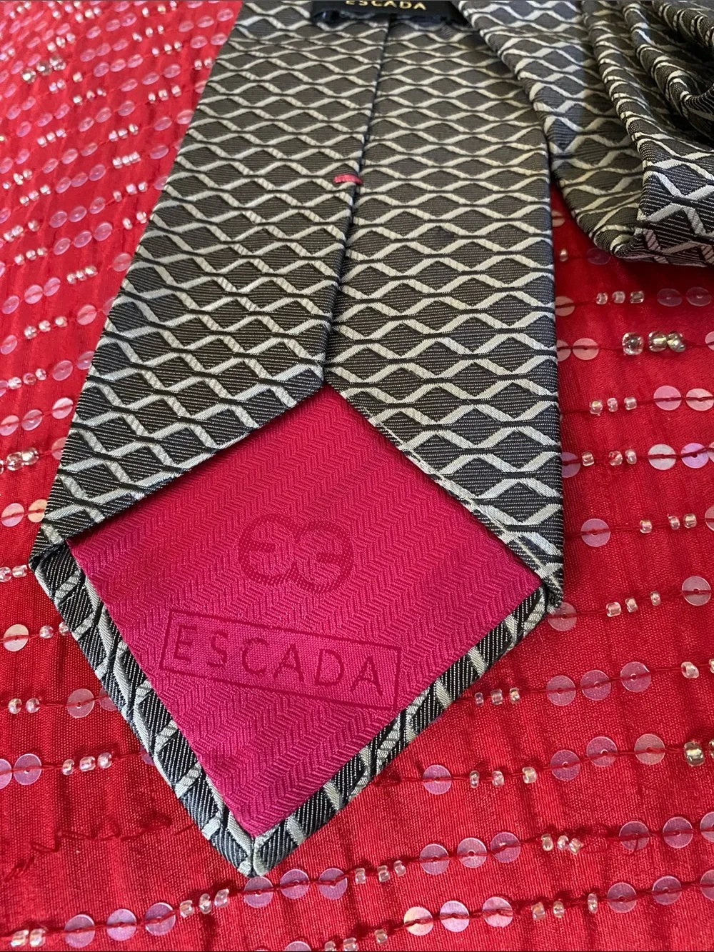 Escada 💯 Silk Made in Italy 🇮🇹 Textured Subtle Shimmer Luxury Rare Tie NWOT